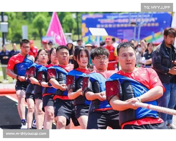 观众席助威声此起彼伏 拳手在加油声中积极进攻